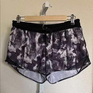 Lululemon Athletica Women's Black & Gray Floral Athletic Shorts